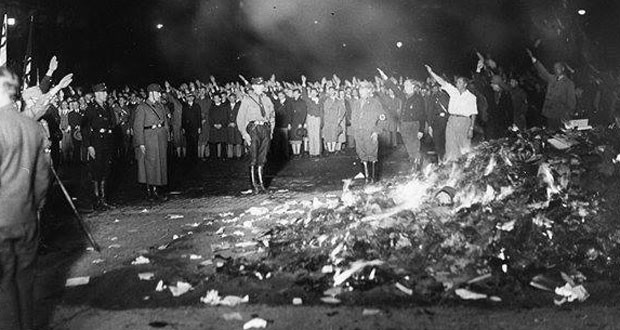 16 Αυγούστου 1936: Το δημόσιο κάψιμο των «κομμουνιστικών» βιβλίων από τον φασίστα Μεταξά
