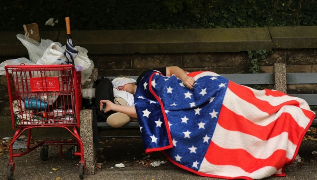 Θερίζουν φτώχεια και ανισότητα στις ΗΠΑ – «Απειλείται η δημοκρατία» προειδοποιούν τον Τραμπ