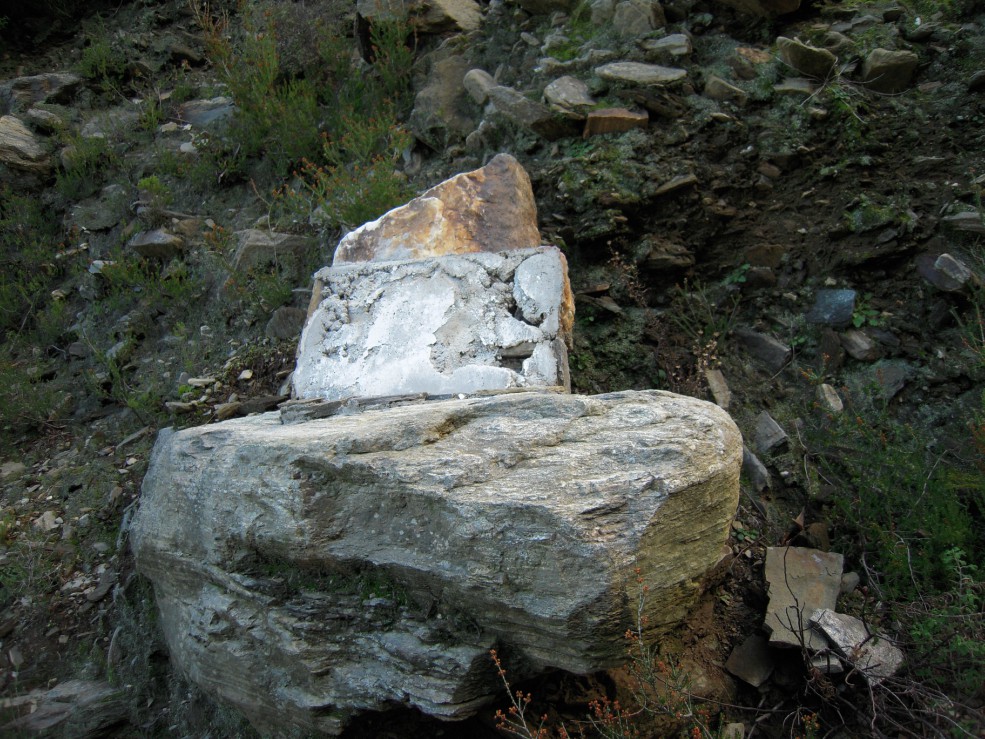 Θρασύδειλα φασιστοειδή ερπετά κατέστρεψαν το μνημείο του ΔΣΕ στο Καραβόσταμο Ικαρίας (ΦΩΤΟ)