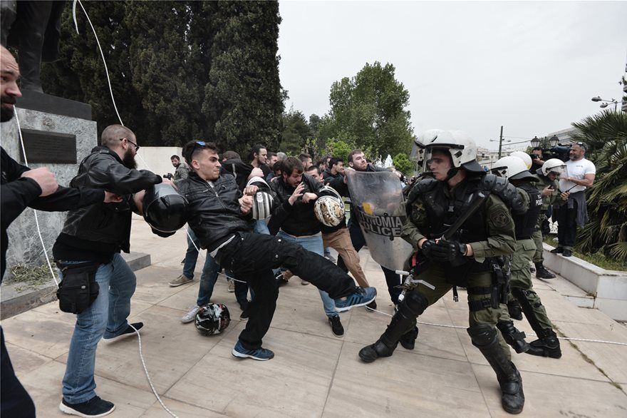 Επίδειξη δύναμης των ΜΑΤ στους διαδηλωτές που επιχείρησαν να γκρεμίσουν το μισητό άγαλμα Τρούμαν (ΦΩΤΟ+ΒΙΝΤΕΟ)