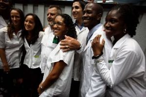 H Κούβα εργάζεται, όπως εμπνεύστηκε από τον, τον Φιντέλ Κάστρο: «να μοιράζεται αυτό που έχει». Συνεχίζει να βοηθά τον Παγκόσμιο Οργανισμό Υγείας (ΠΟΥ) για να επιτύχει τον στόχο: «Υγεία για Όλους».