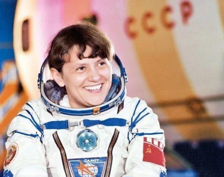 Σβετλάνα Σαβίτσκαγια – Η πρώτη γυναίκα που «περπάτησε» στο διάστημα φορούσε εθνόσημο με σφυροδρέπανο