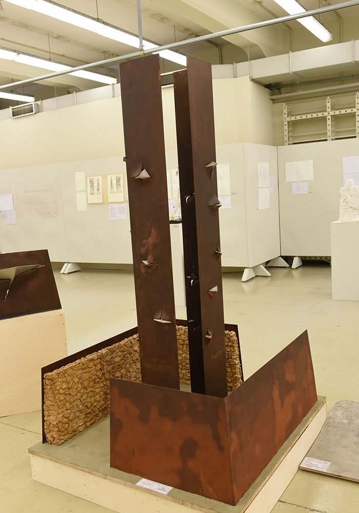 Μνημείο του ΚΚΕ στη Γυάρο: Ανανεώνει το λεξιλόγιο της μνημειακής και στρατευμένης τέχνης (ΦΩΤΟ)