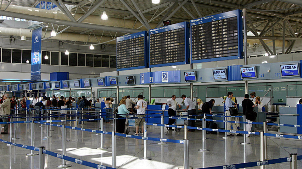 Υγιείς, πλην άνεργοι... - Εκατοντάδες απολύσεις μέσω τηλεφώνου στο αεροδρόμιο «Ελ. Βενιζέλος»