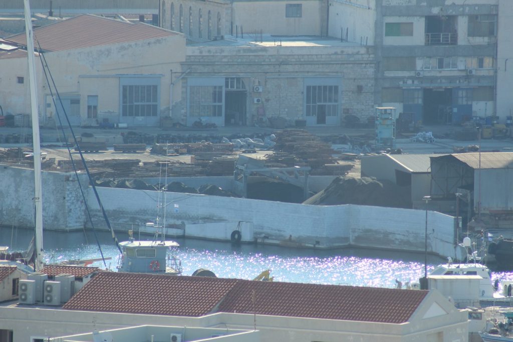 Συσσώρευση αποβλήτων αμμοβολής σε ανοικτό χώρο του ναυπηγείου Σύρου (ΦΩΤΟ)