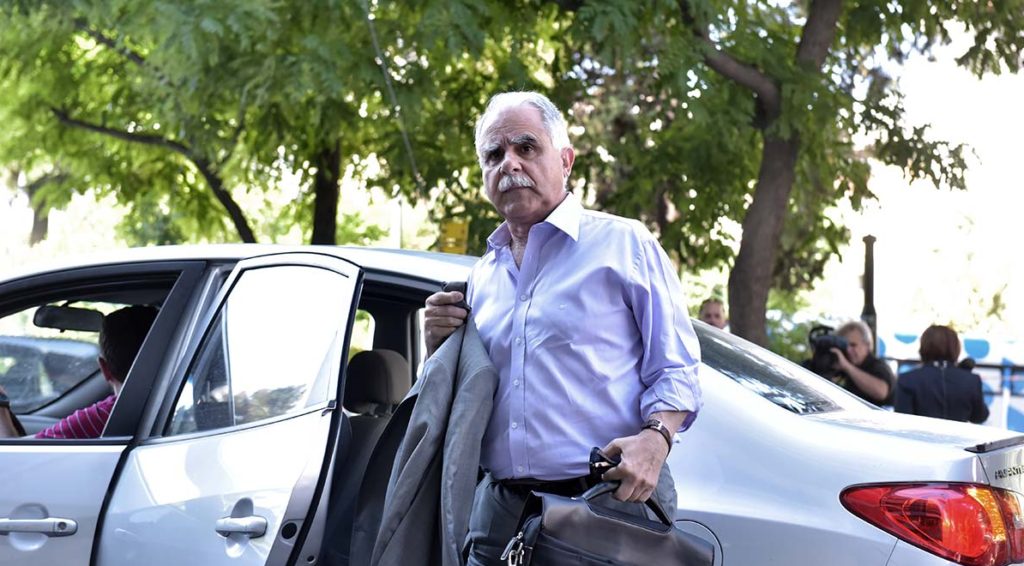 Περνάνε δίπλα μου τα τροχοφόρα*