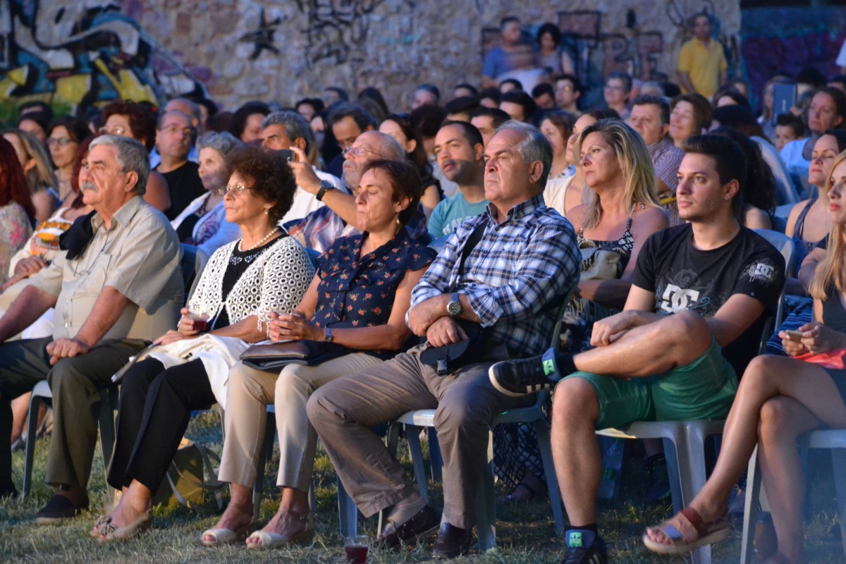 «Και να που φτάσαμε εδώ χωρίς αποσκευές, μα μ’ ένα τόσο ωραίο φεγγάρι…»