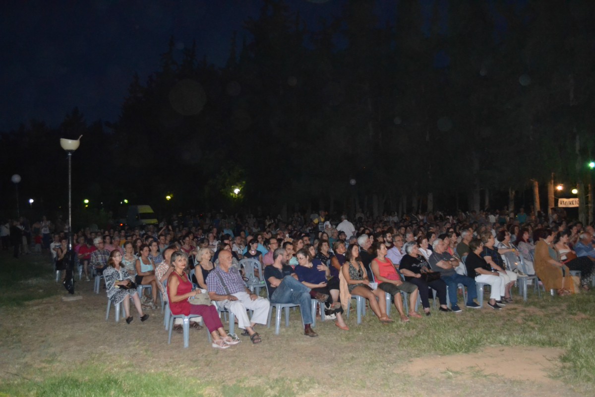 «Και να που φτάσαμε εδώ χωρίς αποσκευές, μα μ’ ένα τόσο ωραίο φεγγάρι…»