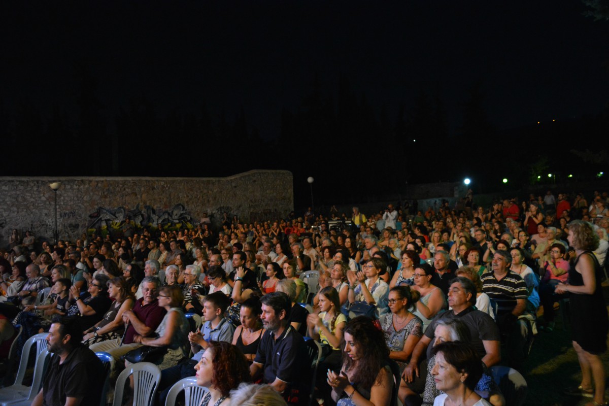 «Και να που φτάσαμε εδώ χωρίς αποσκευές, μα μ’ ένα τόσο ωραίο φεγγάρι…»