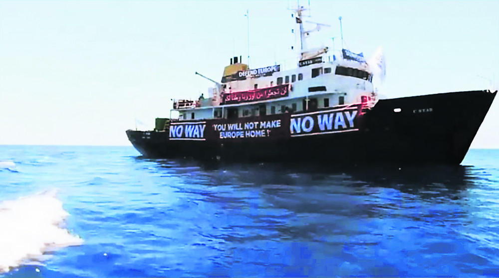 Τυνήσιοι ψαράδες μπλόκαραν το φασιστοκάραβο C-STAR που κυνηγάει μετανάστες στη Μεσόγειο