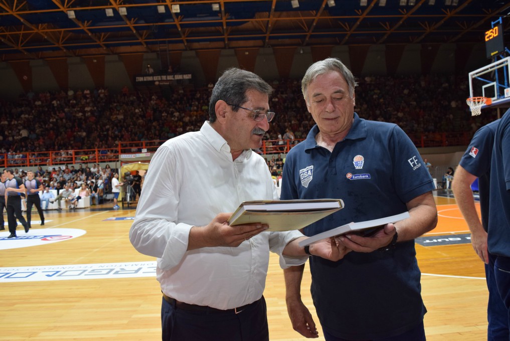 Ο δήμαρχος Κ. Πελετίδης με τον προπονητή της εθνικής ομάδας μπάσκετ Κώστα Μίσσα