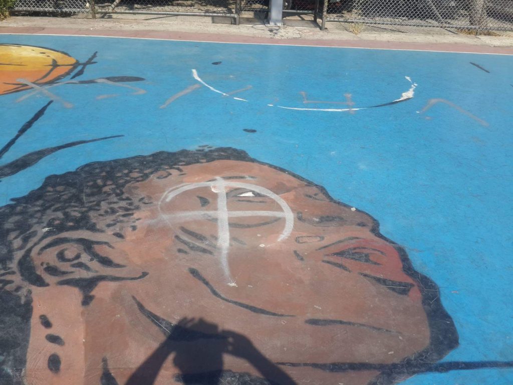 Χρυσαυγίτες μαγάρισαν το γκράφιτι του Γ. Αντετοκούμπο στα Σεπόλια