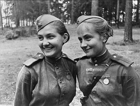 Δύο 90χρονες βετεράνες του Κόκκινου Στρατού ποζάρουν χαμογελώντας, όπως τότε...