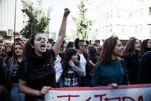 «Ας υποθέσουμε πως δεν έχουμε φτάσει/από εκατό δρόμους, στα όρια της σιγής»