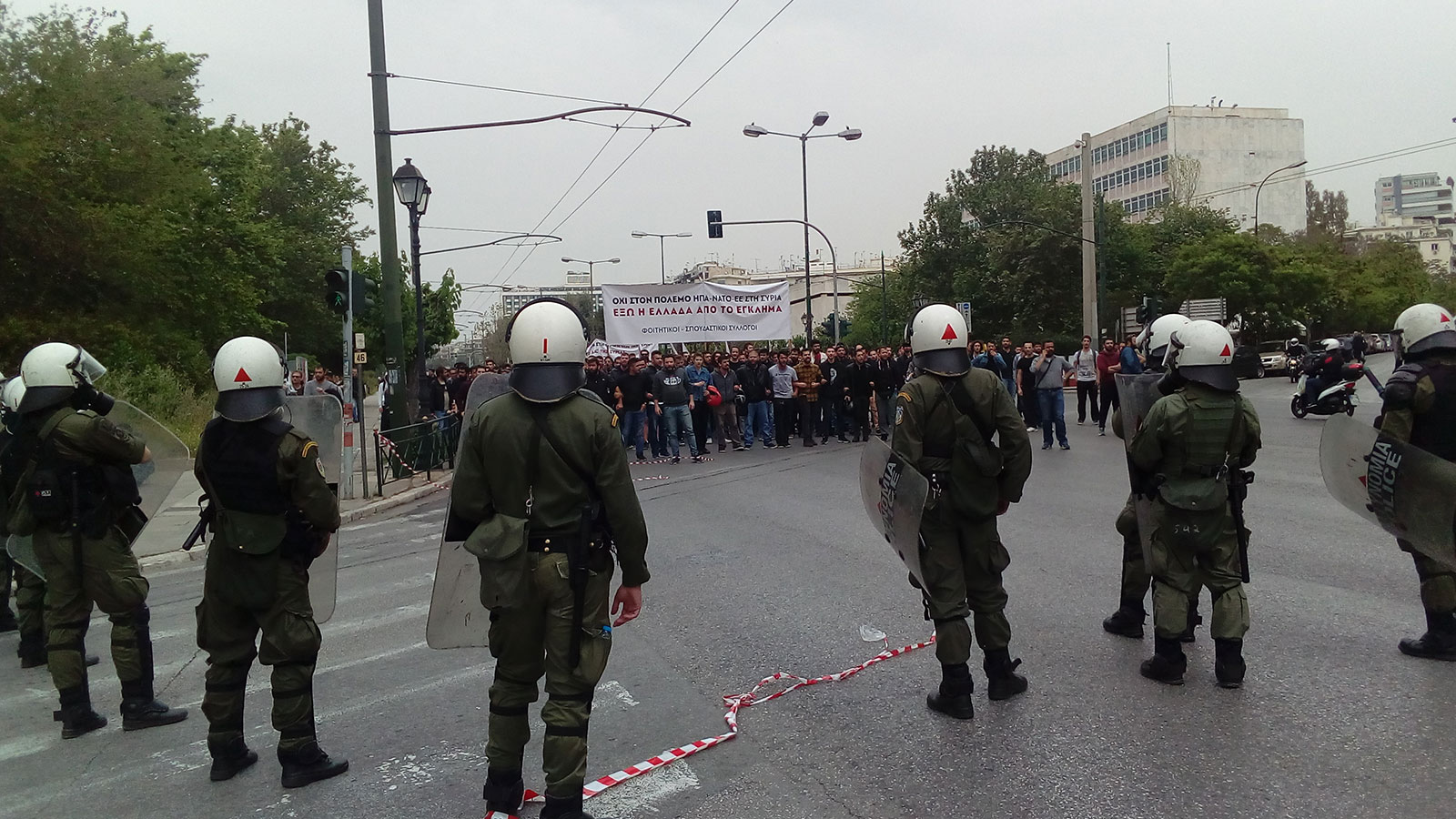 Επίδειξη δύναμης των ΜΑΤ στους διαδηλωτές που επιχείρησαν να γκρεμίσουν το μισητό άγαλμα Τρούμαν (ΦΩΤΟ+ΒΙΝΤΕΟ)