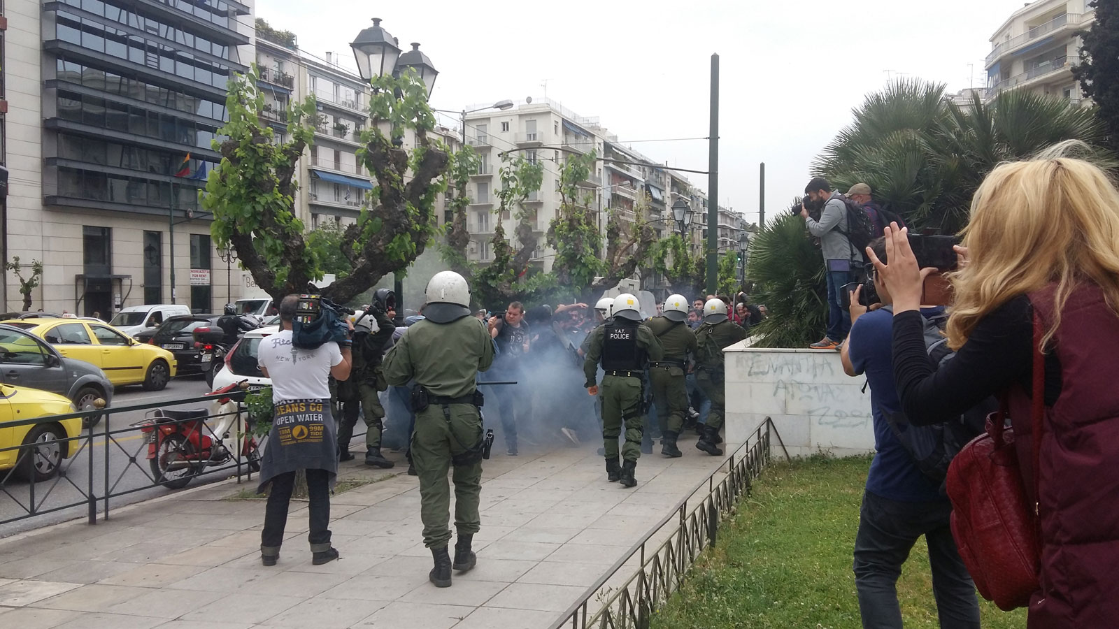 Επίδειξη δύναμης των ΜΑΤ στους διαδηλωτές που επιχείρησαν να γκρεμίσουν το μισητό άγαλμα Τρούμαν (ΦΩΤΟ+ΒΙΝΤΕΟ)