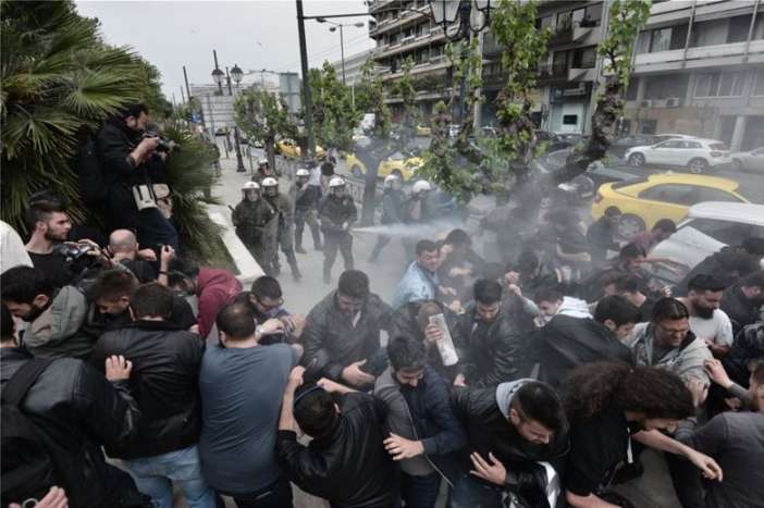 Επίδειξη δύναμης των ΜΑΤ στους διαδηλωτές που επιχείρησαν να γκρεμίσουν το μισητό άγαλμα Τρούμαν (ΦΩΤΟ+ΒΙΝΤΕΟ)