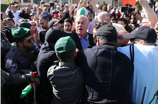 Βουλευτές και στελέχη του ΚΚ Ισραήλ διαδηλώνουν έξω από την πρεσβεία των ΗΠΑ και τους επιτίθεται η αστυνομία