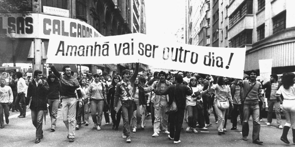 Τώρα που ο φασισμός σηκώνει ξανά κεφάλι στη Βραζιλία, επίκαιρο όσο ποτέ: «Η μέρα που διήρκεσε 21 χρόνια» στο ΑΛΚΥΟΝΙΣ και STUDIO new star art cinema