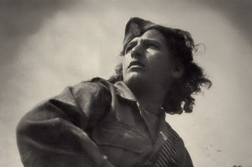 Η ιστορία πίσω από τη θρυλική φωτογραφία της αντάρτισσας Τιτίκας