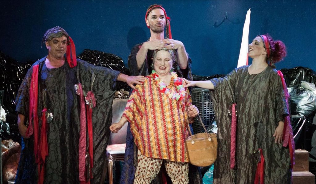 Στη Θεσσαλονίκη και στο Θέατρο Αυλαία για δυο παραστάσεις ταξιδεύουν "Τα σκουπίδια" του Γιάννη Ξανθούλη