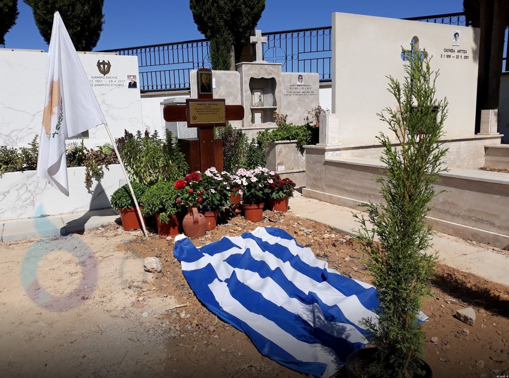 Άγνωστοι έκλεψαν τις σημαίες του ΑΚΕΛ από τον τάφο του Δημήτρη Χριστόφια! (ΦΩΤΟ)