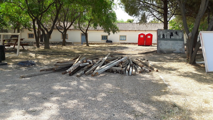 Πάρκο Τρίτση: Εκεί που χτίζεται η «κόκκινη πολιτεία» του Φεστιβάλ - Φωτογραφικό αφιέρωμα