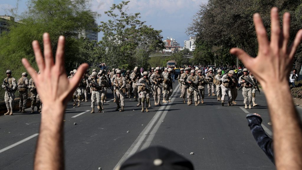 Ο στρατός εναντίον του «αδυσώπητου εχθρού» λαού στη Χιλή – Τουλάχιστον 7 οι νεκροί (ΦΩΤΟ)