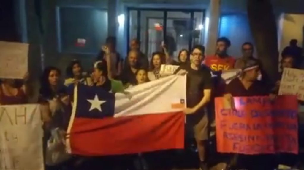 Χιλιανοί έξω από την πρεσβεία τους στην Αθήνα καταδικάζουν το ματοκύλισμα του λαού από την κυβέρνηση Πινιέρα (ΒΙΝΤΕΟ)