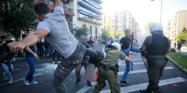 Τα ΜΑΤ βρίσκουν το δάσκαλό τους από το "Karate Kid" του ΠΑΜΕ