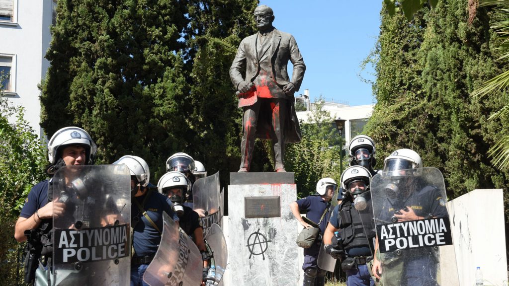 Προηγείται το αλέκιαστο του αγάλματος του Τρούμαν από τη ζωή; Απαράδεκτο η ΠΟΑΣΥ να υπερασπίζεται την αστυνομική βία και καταστολή