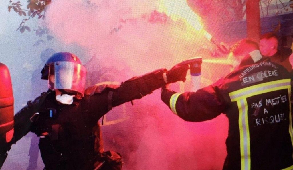 Άγρια καταστολή των πυροσβεστών στην Γαλλία! Οι στρατιώτες της φωτιάς μάχονται σώμα με σώμα με τους αστυνομικούς (ΒΙΝΤΕΟ-ΦΩΤΟ)