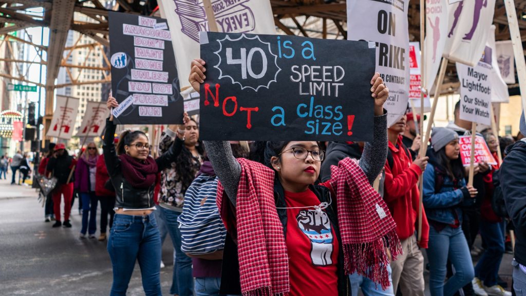 Απεργία εκπαιδευτικών στο Σικάγο: Οι φτωχοί της πόλης βρίσκουν τη φωνή τους στις απεργιακές αλυσίδες έξω από τα σχολεία