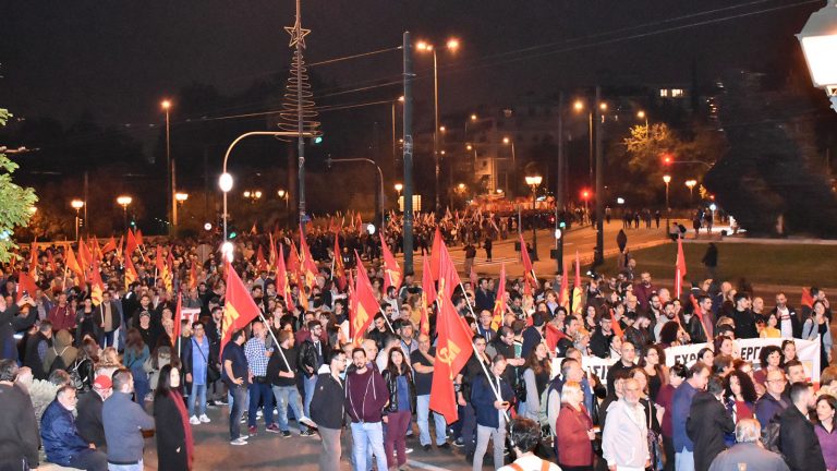 Από Προπύλαια μέχρι Ρηγίλλης - Εντυπωσιακή πορεία του ΚΚΕ για το Πολυτεχνείο (ΦΩΤΟ - VIDEO)