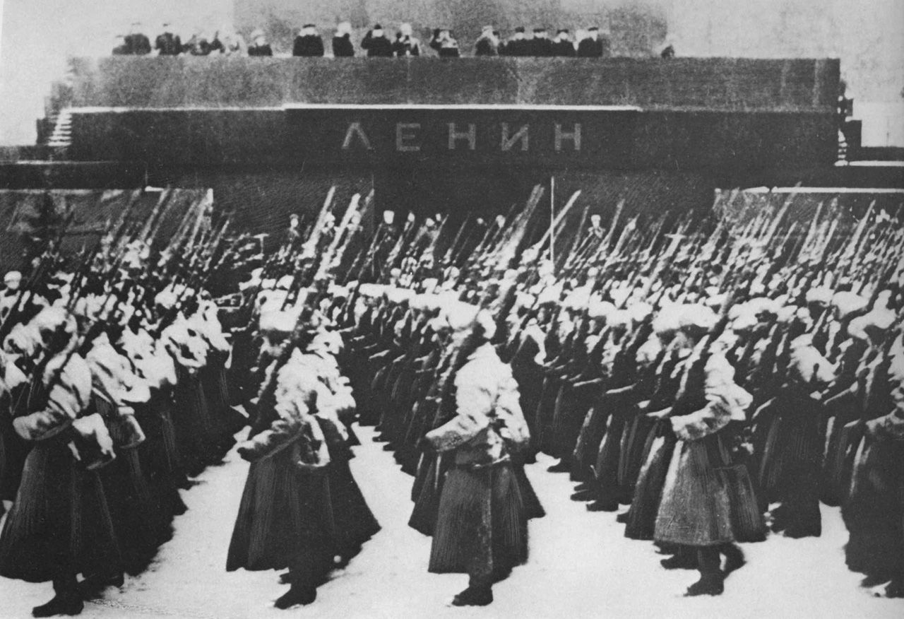 7 Νοέμβρη 1941 – Στάλιν: «Μπορούμε και πρέπει να εκπληρώσουμε αυτό το καθήκον» - Η παρέλαση στην Κόκκινη Πλατεία που κίνησε για το μέτωπο