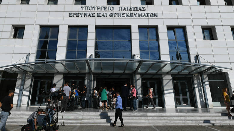 Εκπαιδευτικός σε απεργία πείνας έξω από το υπουργείο Παιδείας – ΠΑΜΕ: Η πολιτική σας συνθλίβει την αξιοπρέπεια και τις ζωές των εκπαιδευτικών