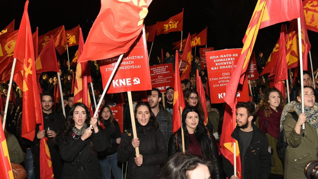 Με αγώνα κατακτήσαμε Όσα μας έχουν πάρει Με δυνατό το κίνημα Δεν σκύβουμε κεφάλι