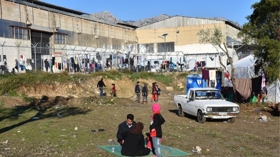 ΒΙΑΛ, Χίος - Πρόσφυγες και μετανάστες εκτεθειμένοι στο τσουχτερό κρύο και τη βροχή στο Χοτ Σποτ της ντροπής