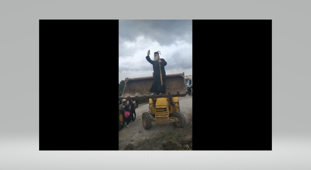 Αποτέλεσμα εικόνας για “Στ’ άρματα, στ’ άρματα, εμπρός στον αγώνα” – Ο παπάς του Μανταμάδου πάνω σε μπουλντόζα υπό τους ήχους αντάρτικων (VIDEO)