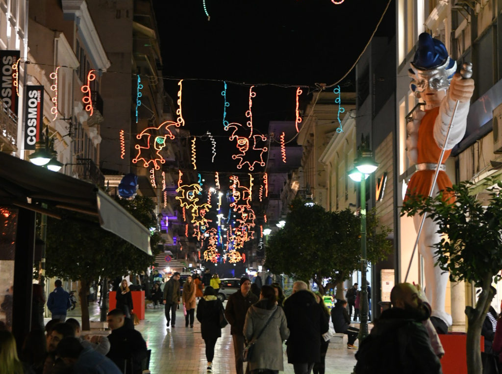 Λάμπει και καρναβαλικά η Πάτρα χάρη στους εργαζόμενους του Δήμου (ΦΩΤΟ)