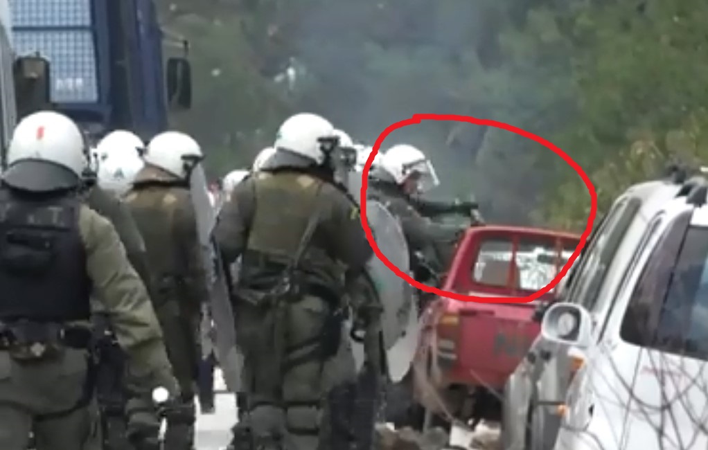 Άντρες των ΜΑΤ σπάνε αυτοκίνητα ντόπιων στη Λέσβο (ΒΙΝΤΕΟ)