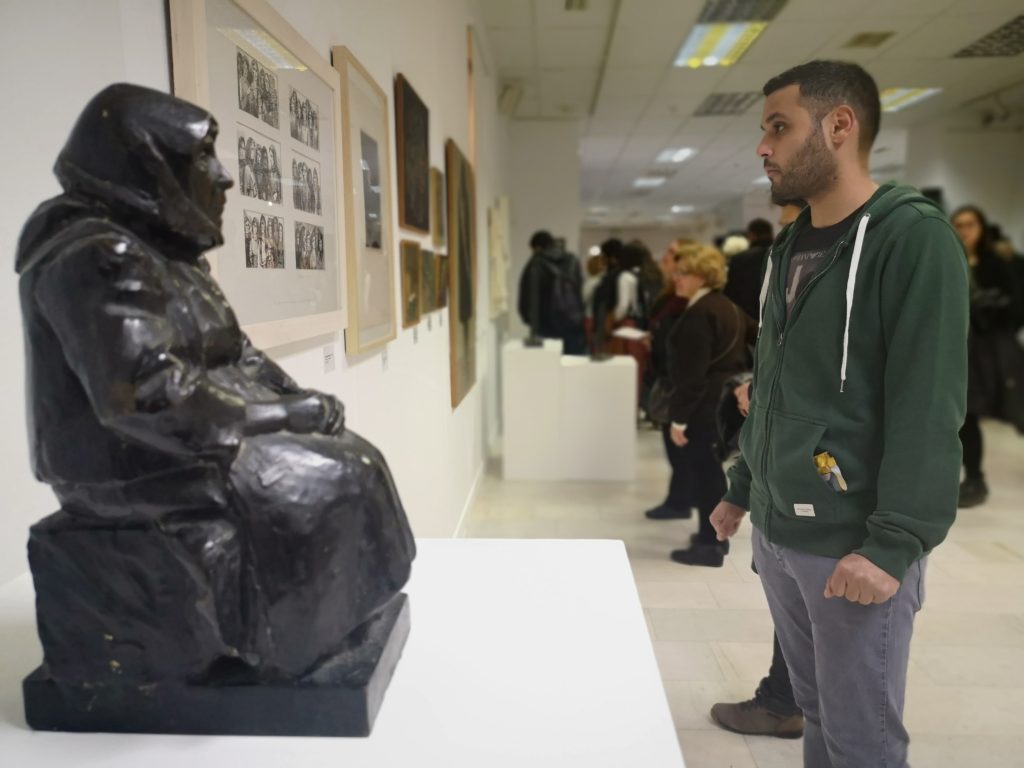 Τέχνη κυκλωμένη από συρματοπλέγματα