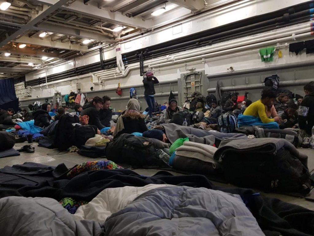 Εκατοντάδες πρόσφυγες κρατούνται παράνομα σε πλοίο του Ναυτικού