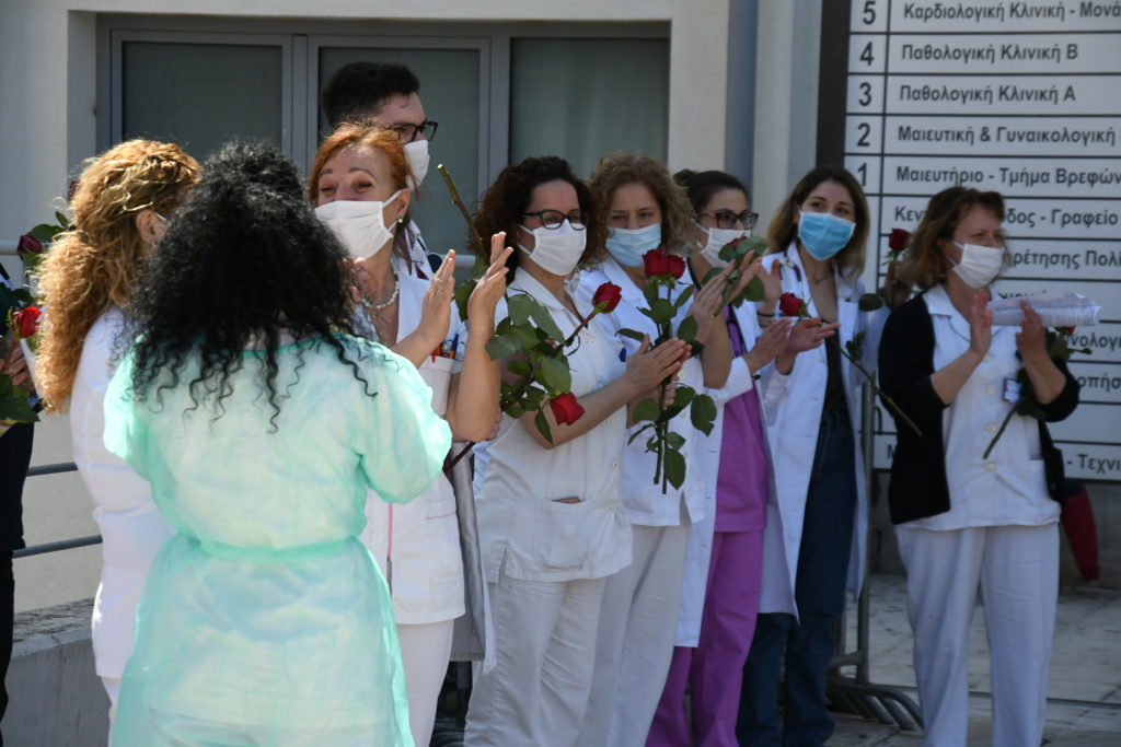 Δήμος Πατρέων: Με νότες και κόκκινα τριαντάφυλλα στο πλευρό των ανθρώπων που βρίσκονται στην πρώτη γραμμή της μάχης με την πανδημία του κορονοϊού