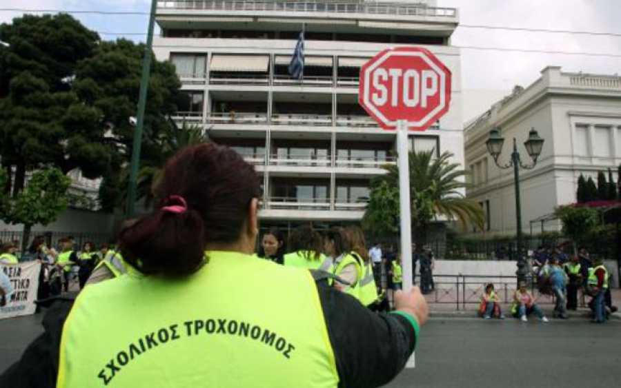 H Διοίκηση Παχατουρίδη εμπαίζει τις σχολικές τροχονόμους για 170 ευρώ! - Λαϊκή Συσπείρωση Περιστερίου: Να πληρωθούν τώρα και να ενταχθούν στο μόνιμο προσωπικό των σχολικών μονάδων