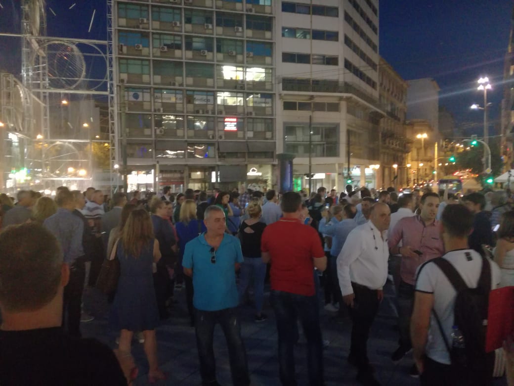 Εδώ κανείς δεν κολλάει; - Όταν συνωστίζονται στη φιέστα του ...