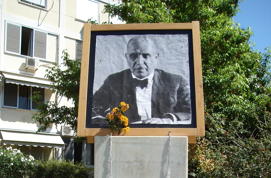 Για την εξαφάνιση της προτομής του Δημήτρη Γληνού από την ομώνυμη πλατεία του Δήμου Μοσχάτου Ταύρου