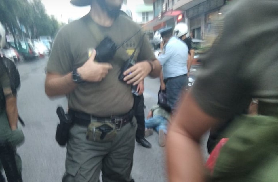 ΚΚΕ: «Απαράδεκτη η εικόνα Έλληνα αστυνομικού να πατάει με το γόνατο στο λαιμό, τον κουρδικής καταγωγής καρκινοπαθή διαδηλωτή…»