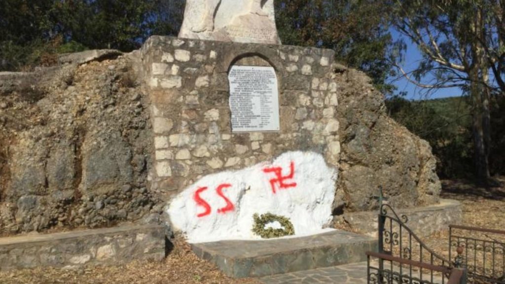 Καταστρέφουν και βρωμίζουν ό,τι τους θυμίζει την ήττα τους - Θρασύδειλα φασιστοειδή βανδάλισαν το μνημείο της Εθνικής Αντίστασης στην Αγορέλιτσα (Χώρα Μεσσηνίας)