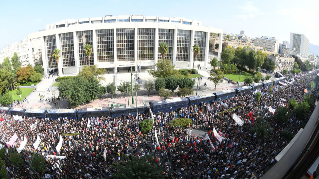 Οι λαϊκές συγκεντρώσεις, το τεκμήριο της αθωότητας και η πίεση στην κρατική εξουσία